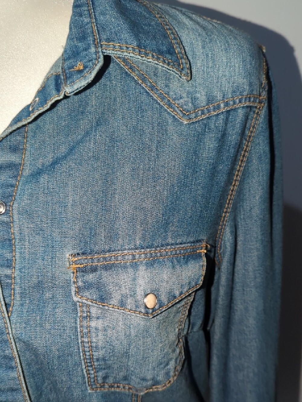 H&M Light Blue Denim Top - Picture 4 of 9